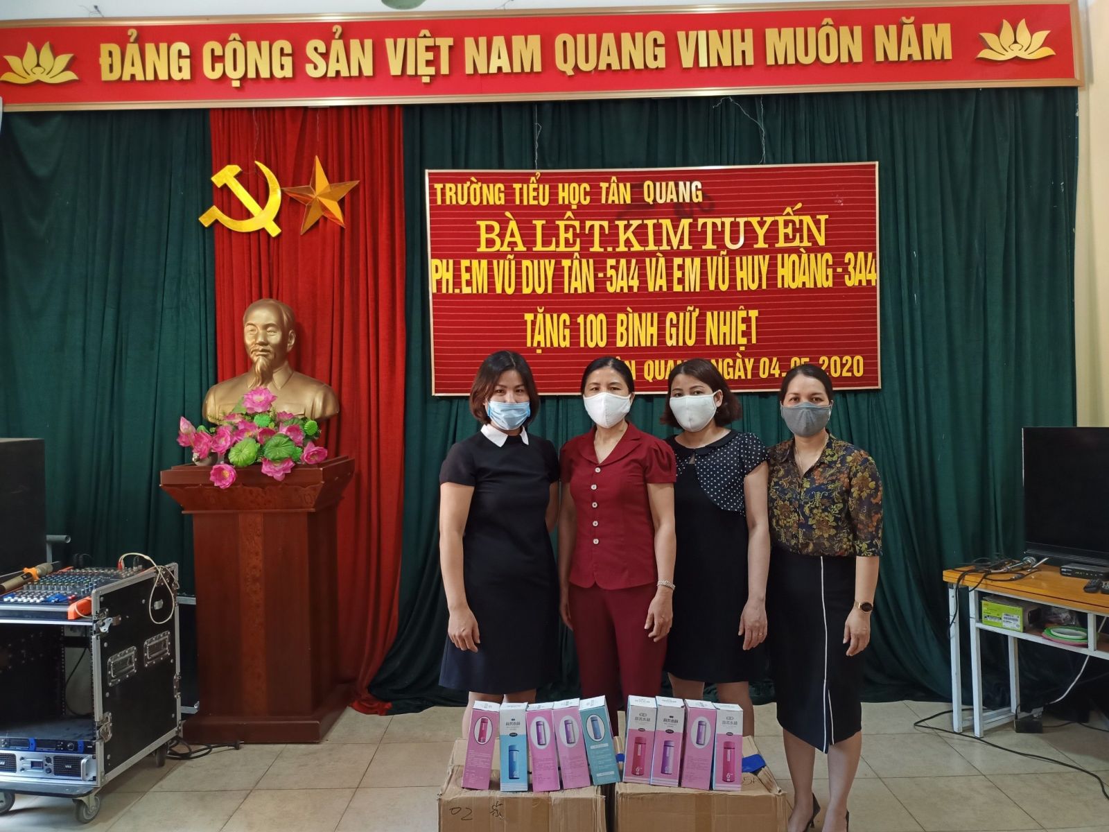 Bà Lê Thị Kim Tuyến-Phụ huynh em Vũ Duy Tân-5A4 và em Vũ Huy Hoàng ...