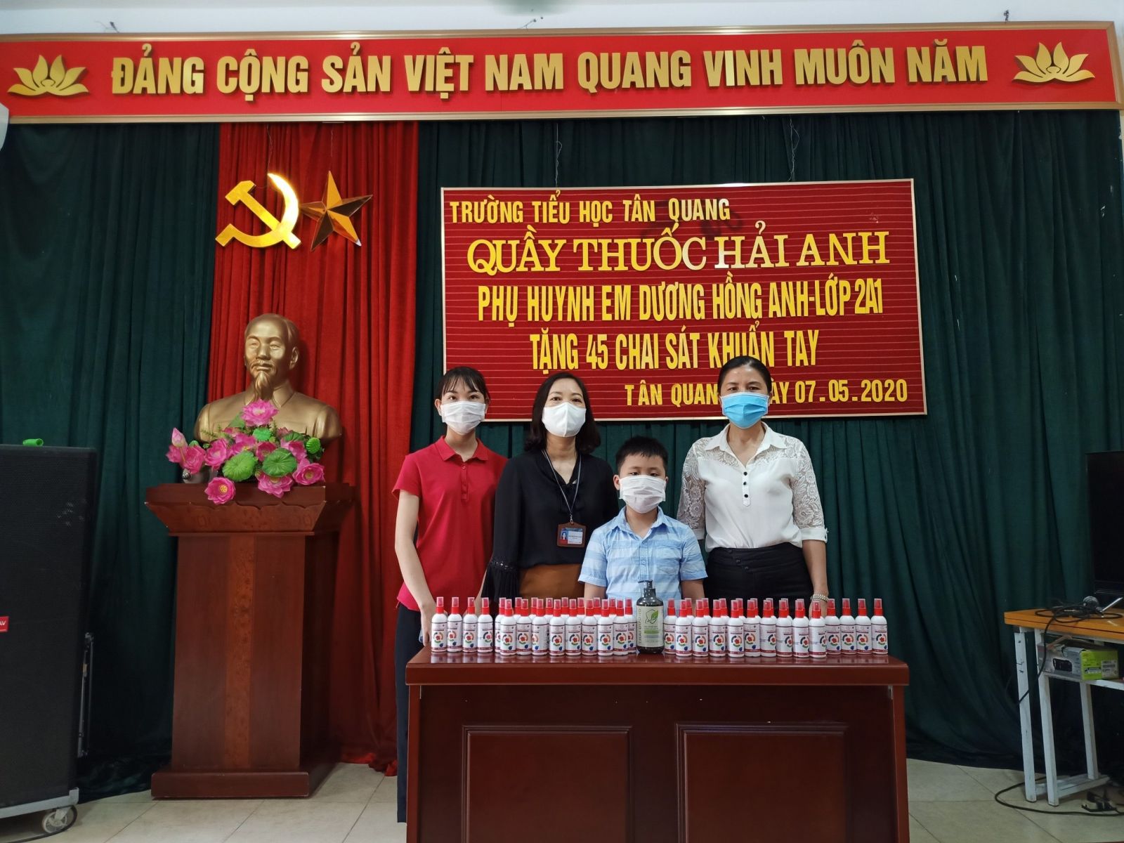 Quầy thuốc Hải Anh-Phụ huynh em Dương Hồng Anh lớp 2A1 tặng trường ...